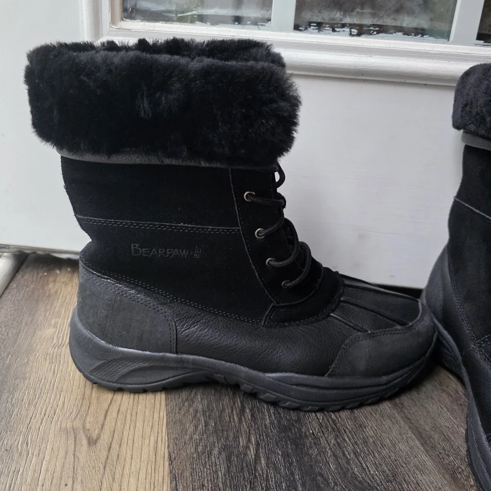 Bearpaw Women’s Black Lace-Up Winter Boots